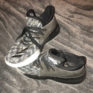 Men’s basketball shoes